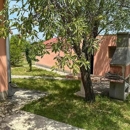 1 Bedroom Cozy In Knin