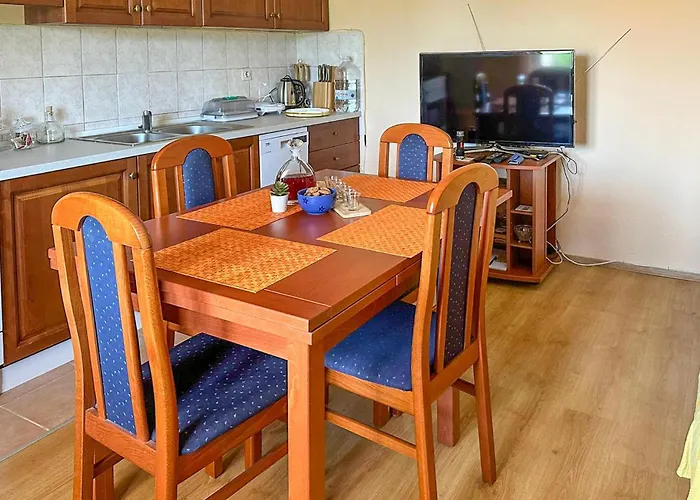 1 Bedroom Cozy In Knin Hébergement de vacances